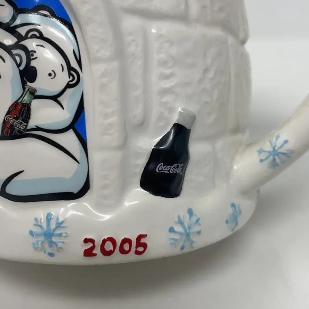 Vintage 2005 Coca-Cola polar bear igloo mug